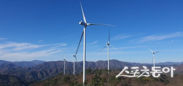 봉화 석포면 오미산 일대 60.2MW 규모의 ‘오미산 풍력발전단지’. 사진제공 ㅣ 봉화군