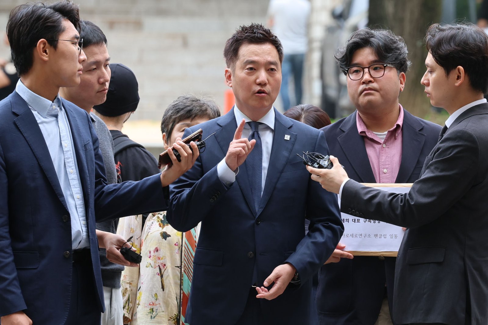 [서울=뉴시스] 권창회 기자 = 김세의 가로세로연구소 대표가 26일 서울 서초구 서울중앙지법에서 성폭력범죄의 처벌 등에 관한 특례법 위반(카메라 등 이용 촬영물 반포 등) 혐의로 구속 전 피의자 심문(영장실질심사)에 출석하며 취재진 질의에 답하고 있다. 2026.05.26. kch0523@newsis.com