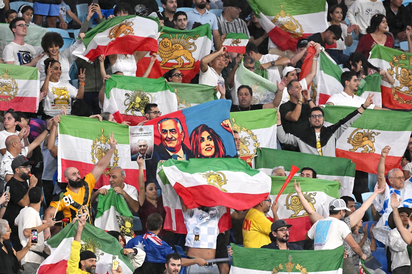 “표현의 자유 침해 논란” FIFA, 이란 혁명 이전 국기 금지 방침에 美 소송 위기…북중미월드컵 앞두고 거세진 반발