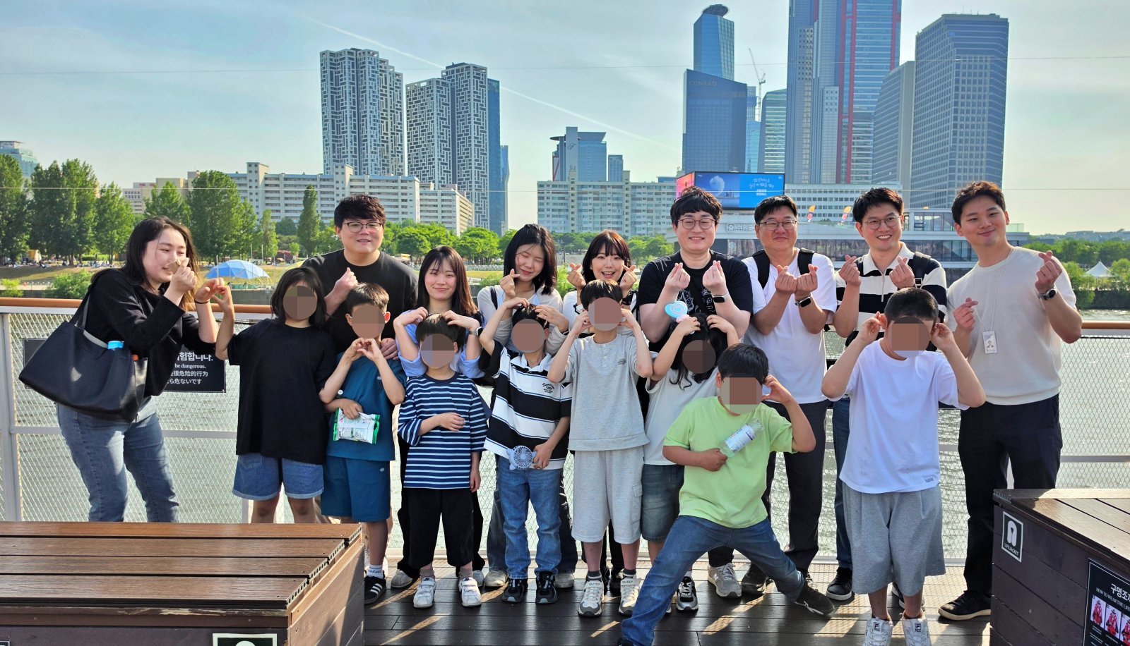 고려아연과 계열사 임직원들이 가정의달을 맞아 동명아동복지센터 초등부 아동들의 한강 나들이 활동을지원하는 봉사활동에 참여했다. 사진제공 |고려아연