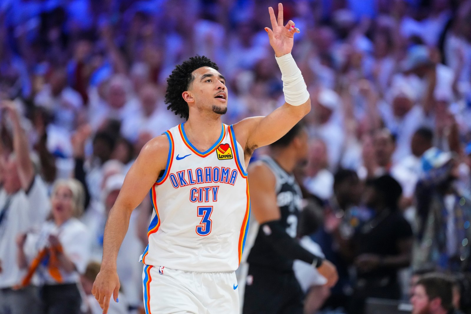 오클라호마시티 재러드 맥케인이 27일(한국시간) 페이콤 센터서 열린 샌안토니오와 NBA 서부 콘퍼런스 결승 5차전 도중 3점슛을 성공시킨 뒤 세리머니를 하고 있다. 오클라호마시티｜AP뉴시스