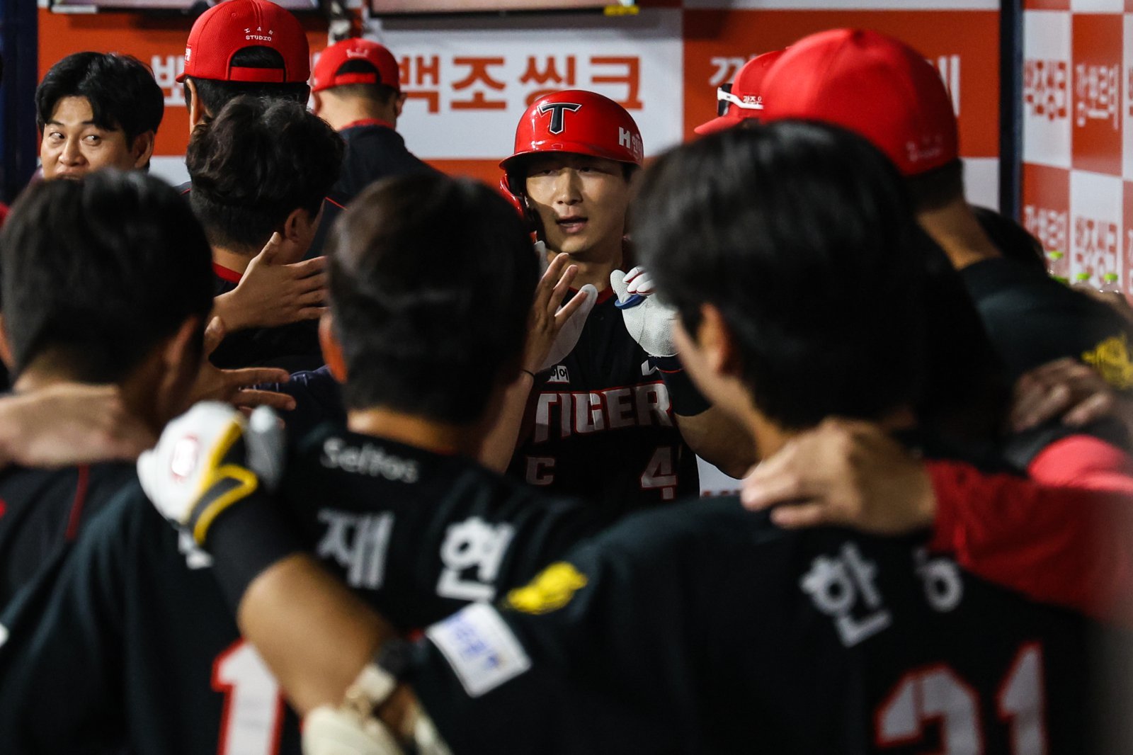 KIA 나성범(가운데)이 27일 고척 키움전서 8회초 우월 솔로포를 터트린 뒤 세리머니를 하고 있다. 사진제공|KIA 타이거즈