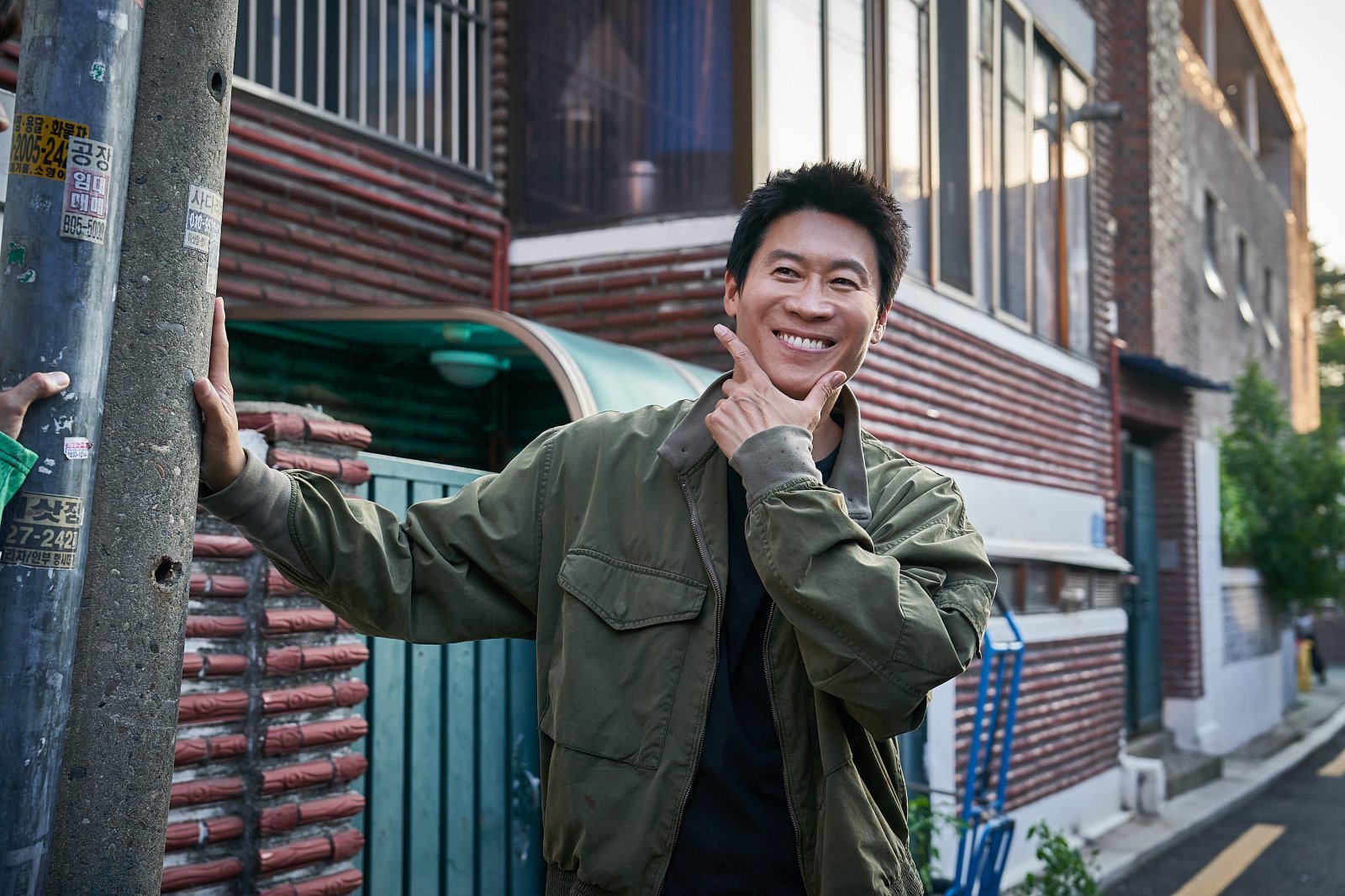 “전·현남편의 공조”… 넷플릭스 ‘남편들’, 진선규·공명·김지석·윤경호 스틸 공개