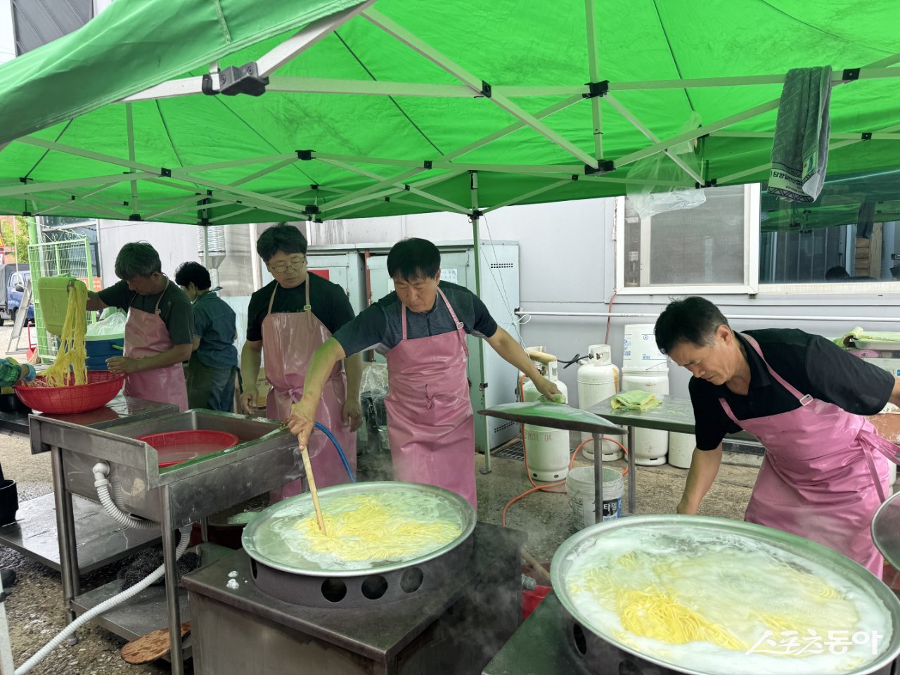 담양군은 효사랑봉사단이 지난 27일 지역 사회복지시설 입소자들을 대상으로 자장면과 콩물국수 나눔 봉사를 진행했다고 밝혔다. 사진제공=담양군