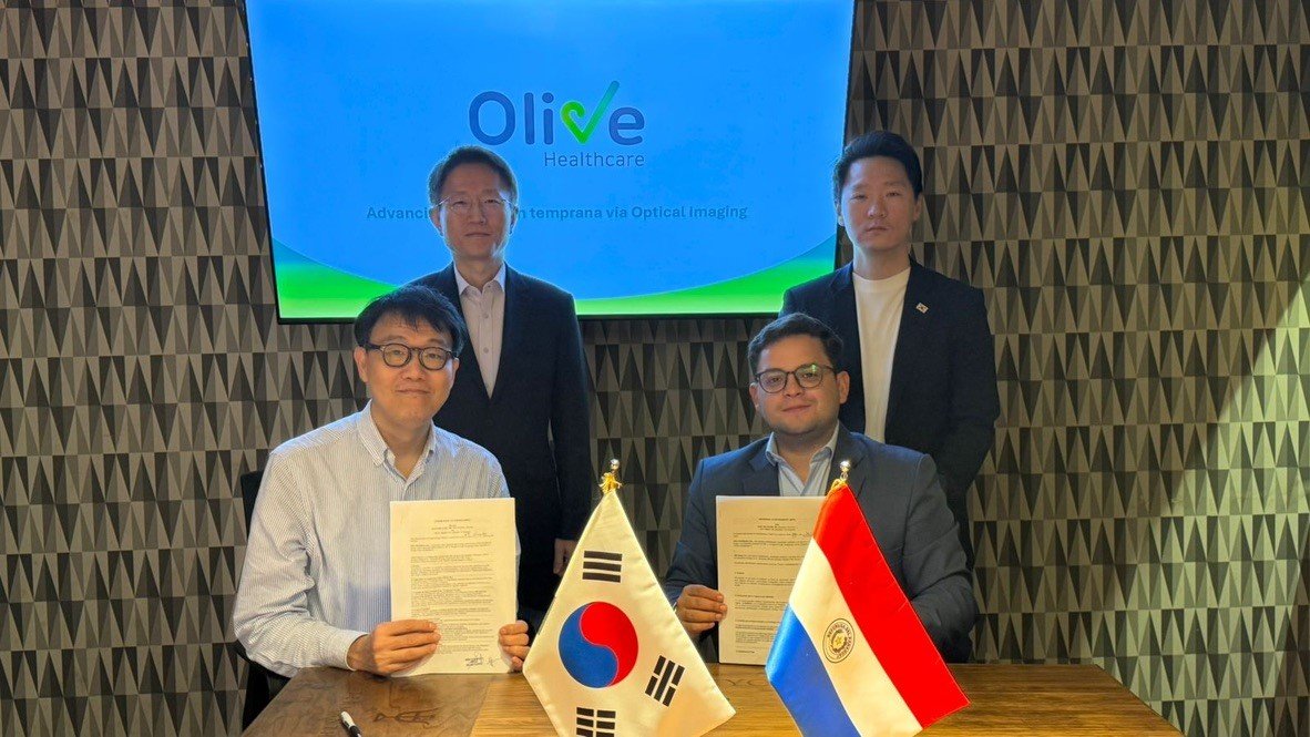 한성호 올리브헬스케어 대표(첫줄 왼쪽)와 파라과이 유통사 Grupo Alfa S.A. CEO 등이 업무 체결 후 기념 촬영을 하고 있다. 사진제공｜올리브헬스케어