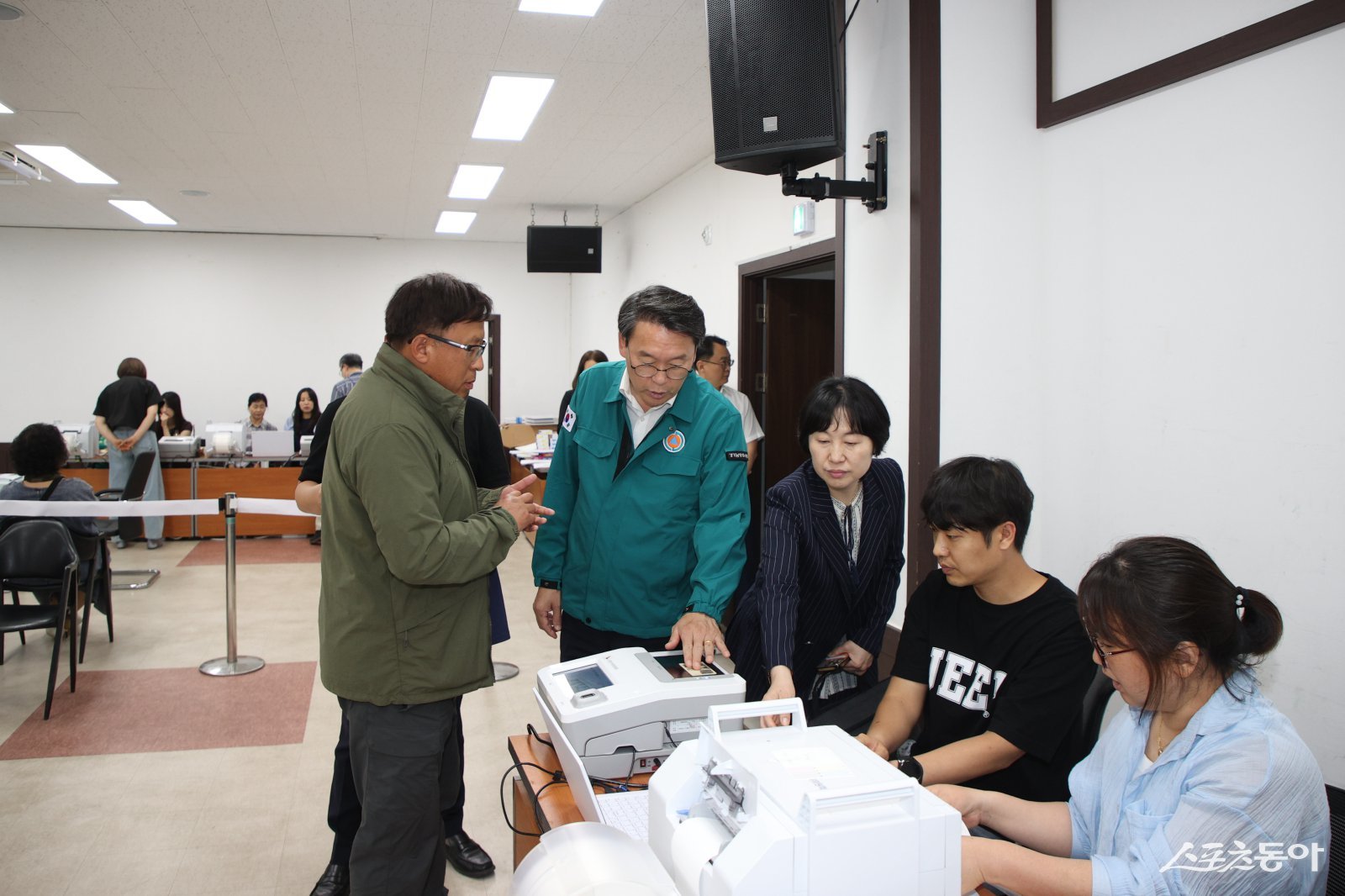 김상수 남양주시 시장 권한대행은 오남읍에서 사전투표 앞두고 현장점검을 하고 있다(오른쪽  네번째)