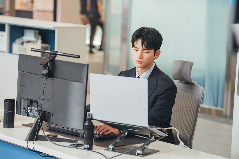 서인국, 웃지도 않고 사과도 안 한다…냉미남 변신 (내일도 출근!)