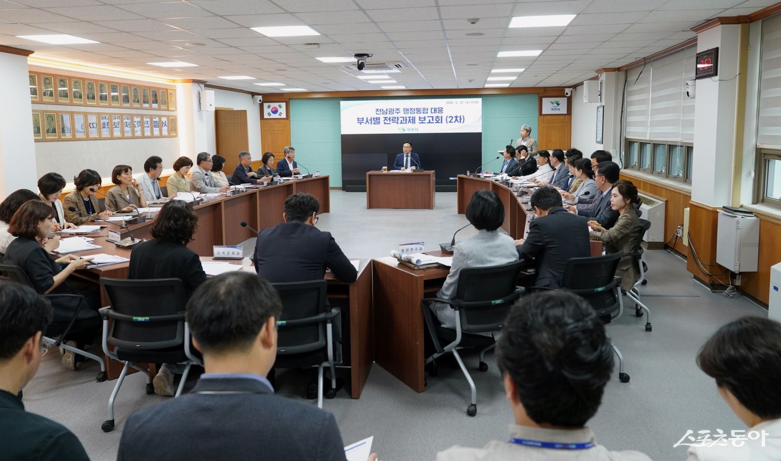 목포시는 27일 시청 상황실에서 ‘전남·광주 행정통합 대응 전략과제 2차 보고회’를 열고 부서별 핵심 전략사업 추진 방향을 점검했다. 사진제공=목포시