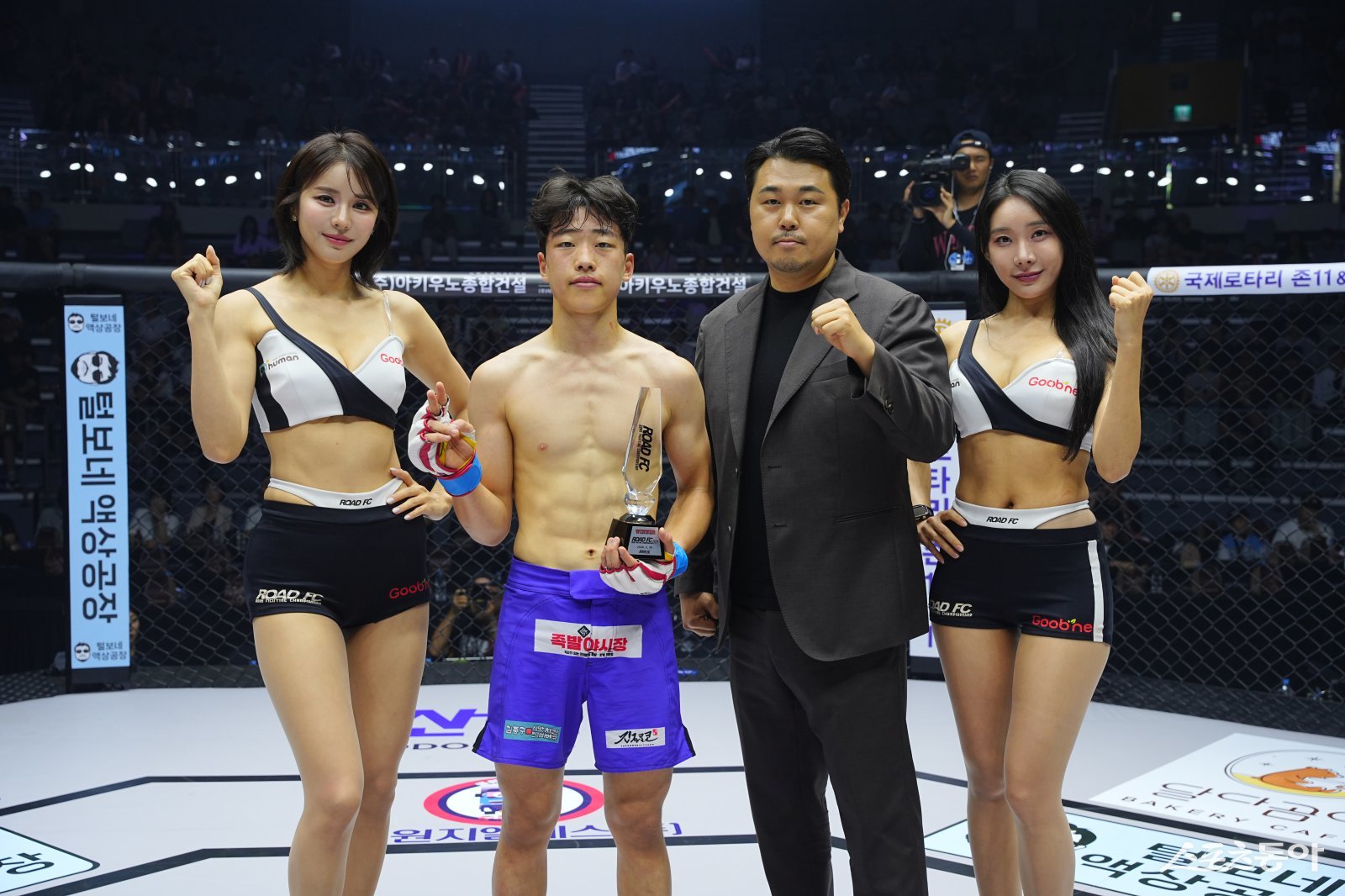 서덕호 로드FC 대표, 역대 최연소 데뷔 선수 윤찬희에게 승리 기념 트로피 시상