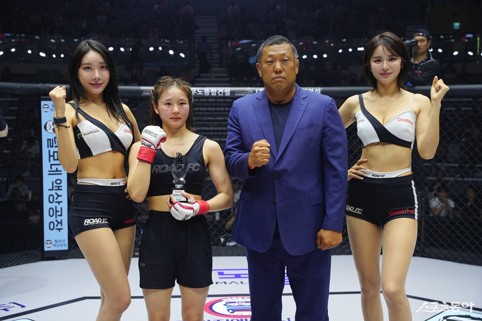 로드FC 정민지에게 승리 기념 트로피 시상하는 김종대 강원특별자치도MMA총협회 회장