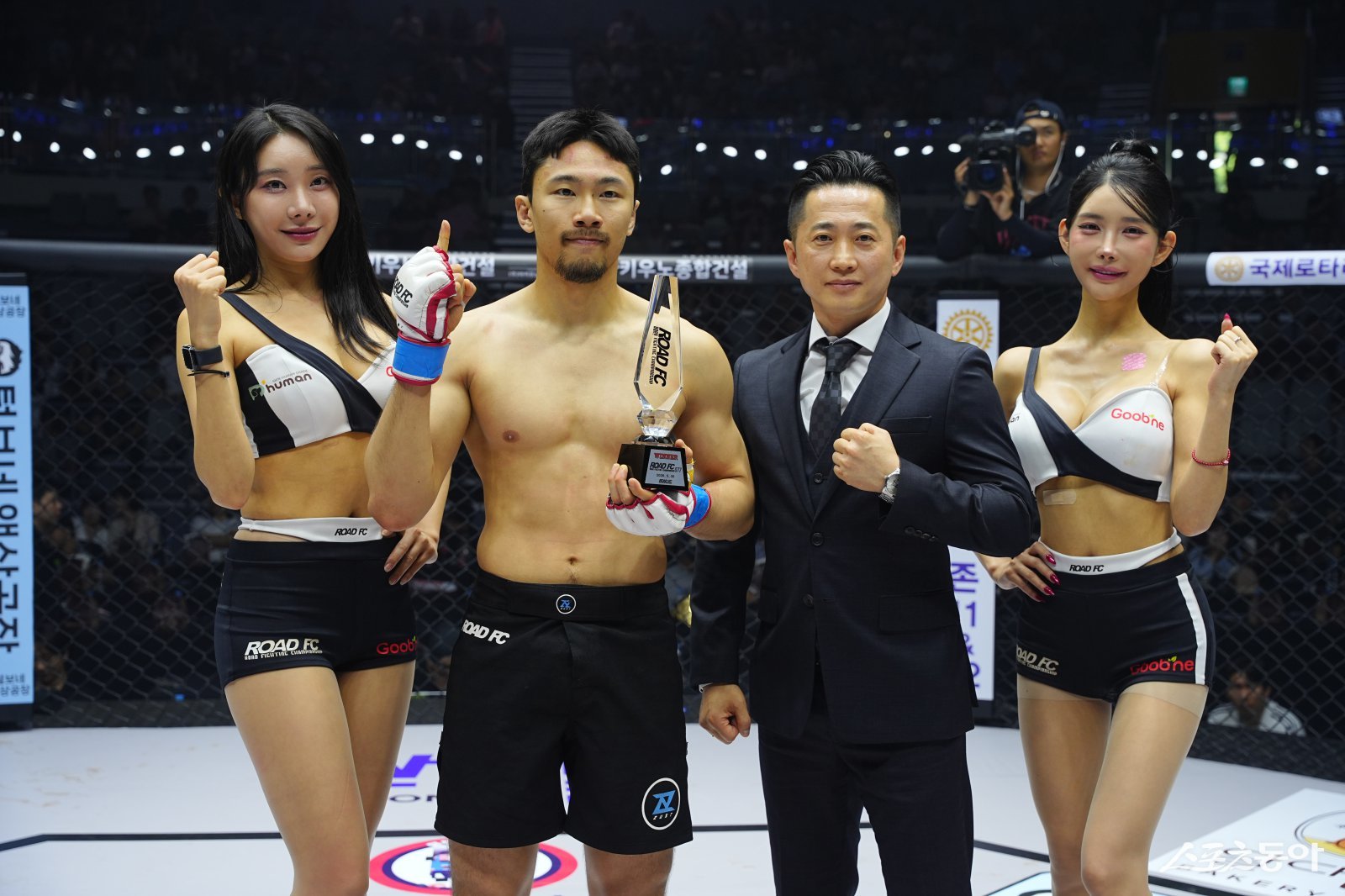 김태위 원주시MMA총협회 회장, 로드FC 라이트급 박찬훈에게 승리 기념 트로피 시상