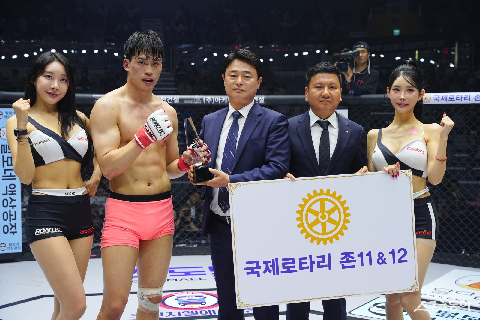 로드FC 한우영에게 승리 기념 트로피 수여하는 김용빈 국제로타리 공공이미지 홍보대사-김명준 미래종합건설 총재