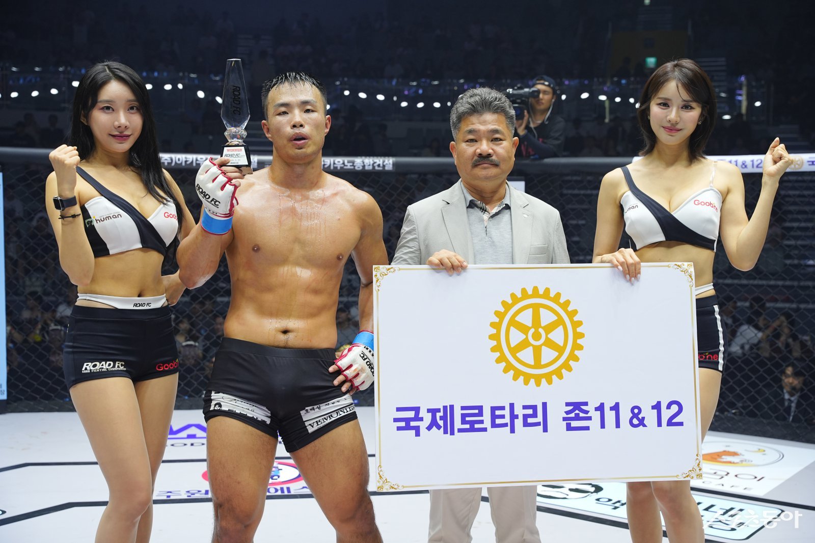 로드FC 김영훈에게 승리 기념 트로피 시상하는 정기환 국제로타리 공공이미지 코디네이터
