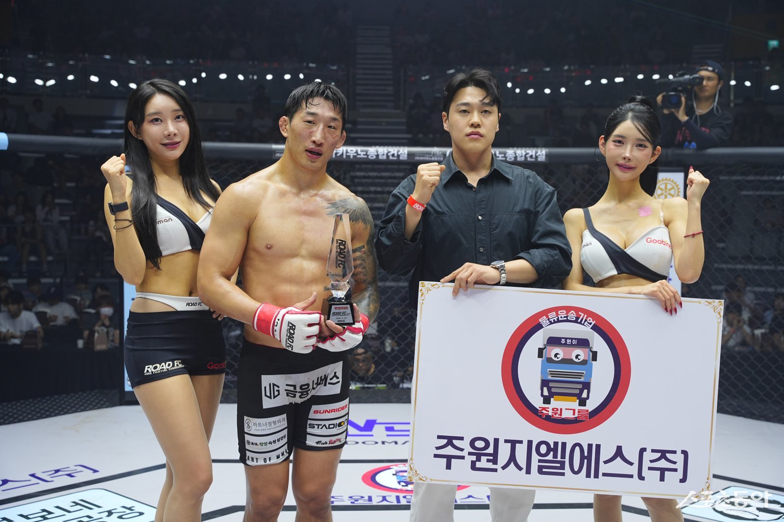 로드FC 한상권에게 승리 기념 트로피 시상하는 김동현 주원지엘에스 팀장