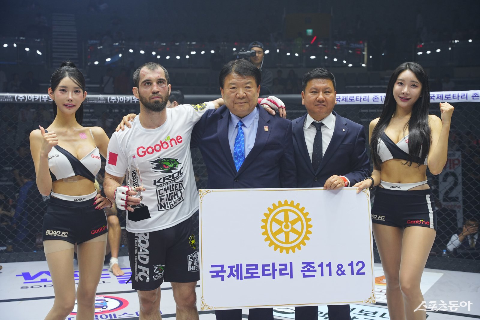 로드FC 라이트급 챔피언 마고메도프에게 승리 기념 트로피 수여하는 이정현 국제로타리 세계이사-김명준 미래종합건설 총재