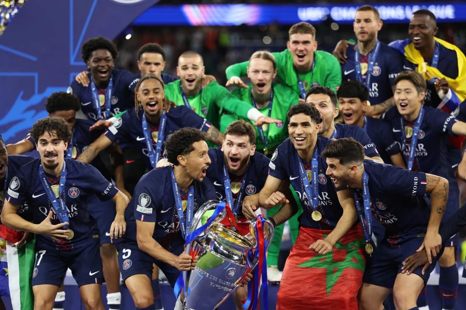 이강인(2번째줄 맨 오른쪽) 등 PSG 선수들이 31일(한국시간) 헝가리 부다페스트에서 열린 UCL 파이널에서 아스널을 승부차기로 꺾고 2연패에 성공한 뒤 우승 세리머니를 하고 있다. 사진제공｜UEFA