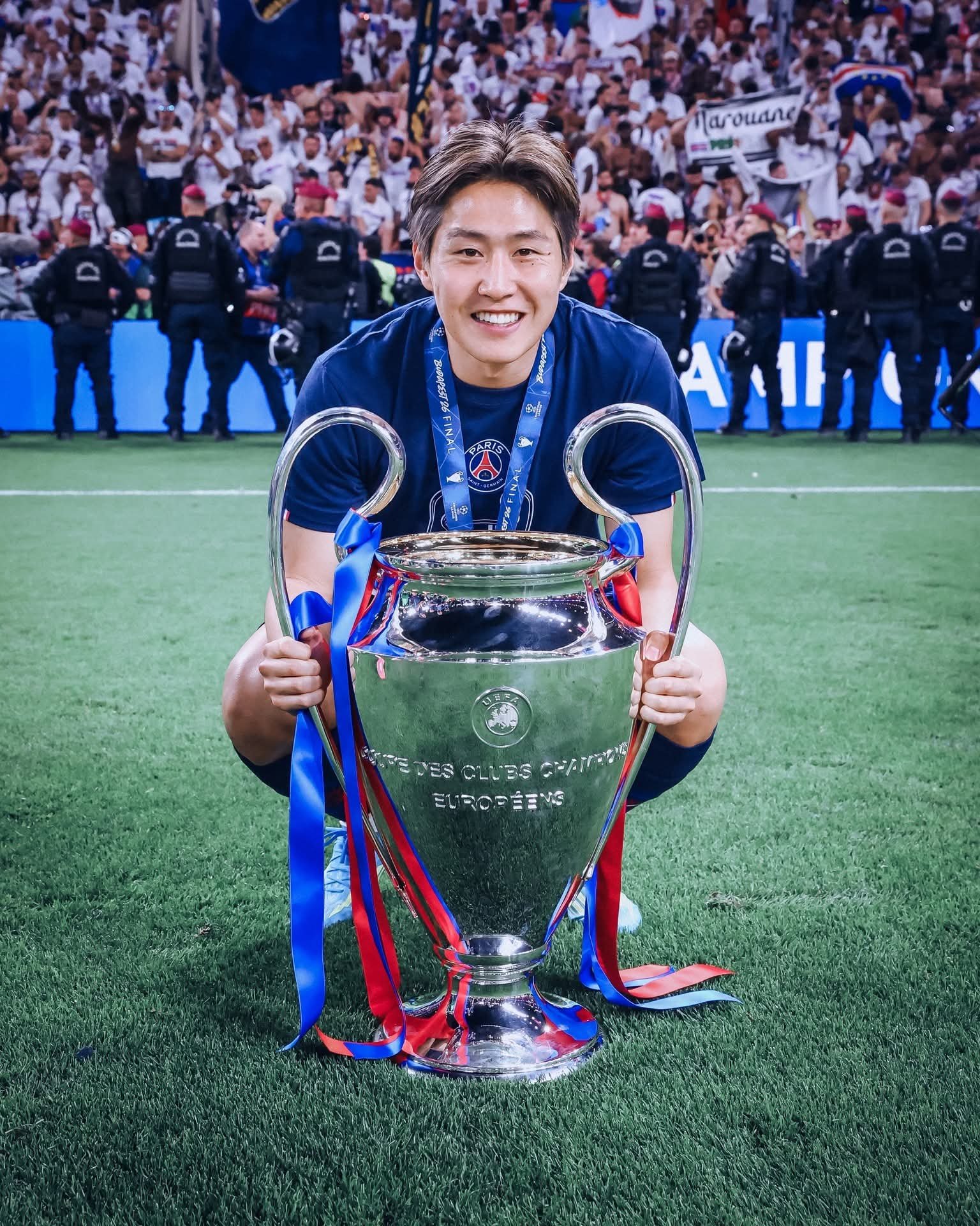 pSG 이강인이 31일(한국시간) 헝가리 부다페스트에서 열린 UCL 파이널에서 아스널을 승부차기로 꺾고 2연패에 성공한 뒤 우승 트로피 앞에서 활짝 웃고 있다. 사진출처｜PSG 페이스북