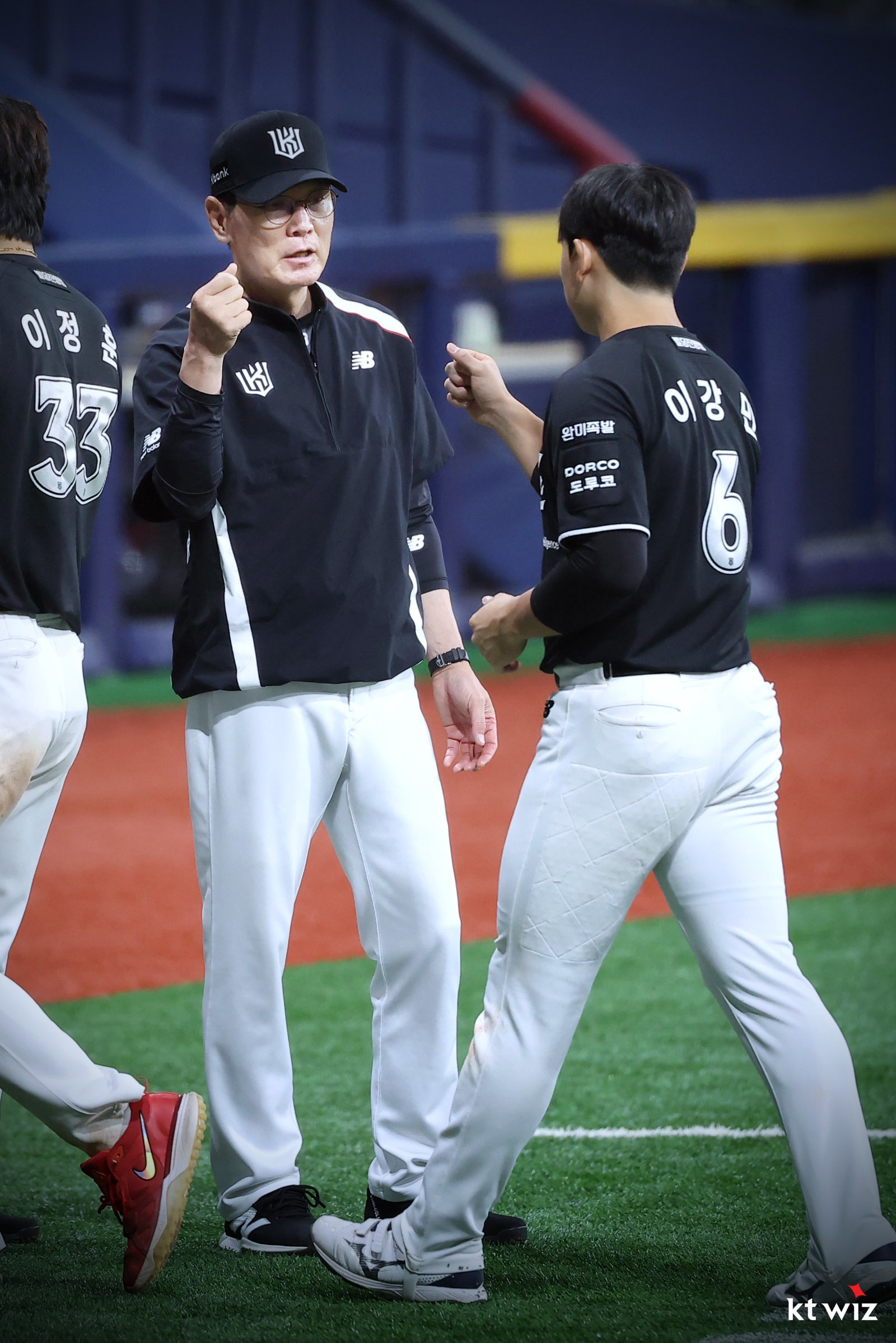 “뭘 울어. 울긴” 실책 후 눈물 훔친 이강민 향한 이강철 KT 감독의 응원