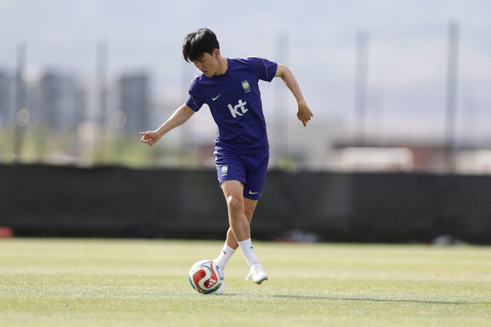 축구국가대표팀 미드필더 황인범이 29일(한국시간) 자이언스뱅크 트레이닝센터에서 훈련을 소화하고 있다. 사진제공|대한축구협회