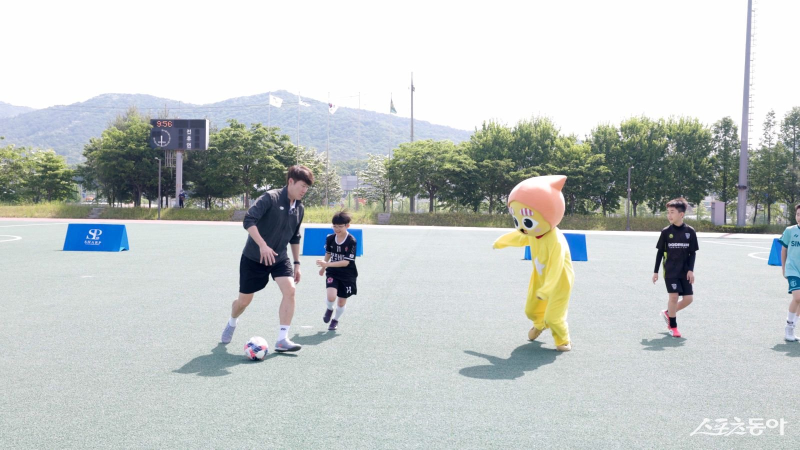 LA올림픽 축구대표팀 김은중 감독(윈쪽)과 양주시 SNS 캐릭터 별산이  회암사지 세계유산 등재 홍보를 하고 있다.  사진제공  |  양주시