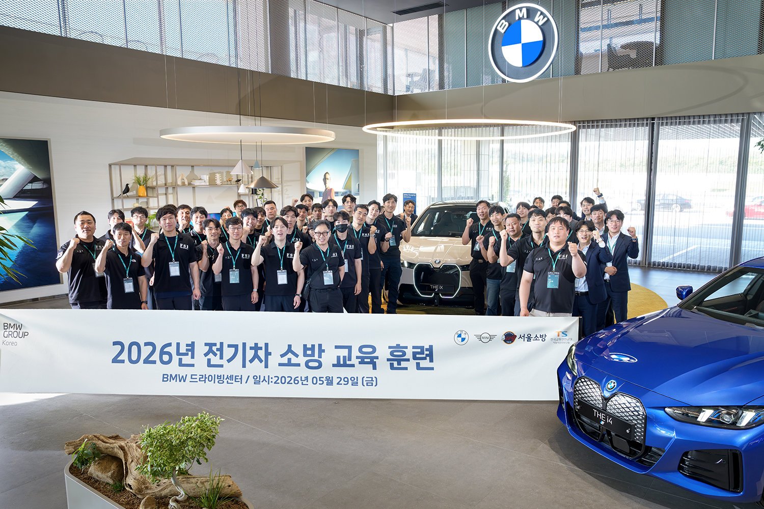 BMW 드라이빙 센터에서 서울지역 소방대원들이 전기차 화재 대응 역량 강화를 위한 소방 교육∙훈련을 실시한 뒤 기념 촬영하고 있다. 사진제공|BMW 그룹 코리아