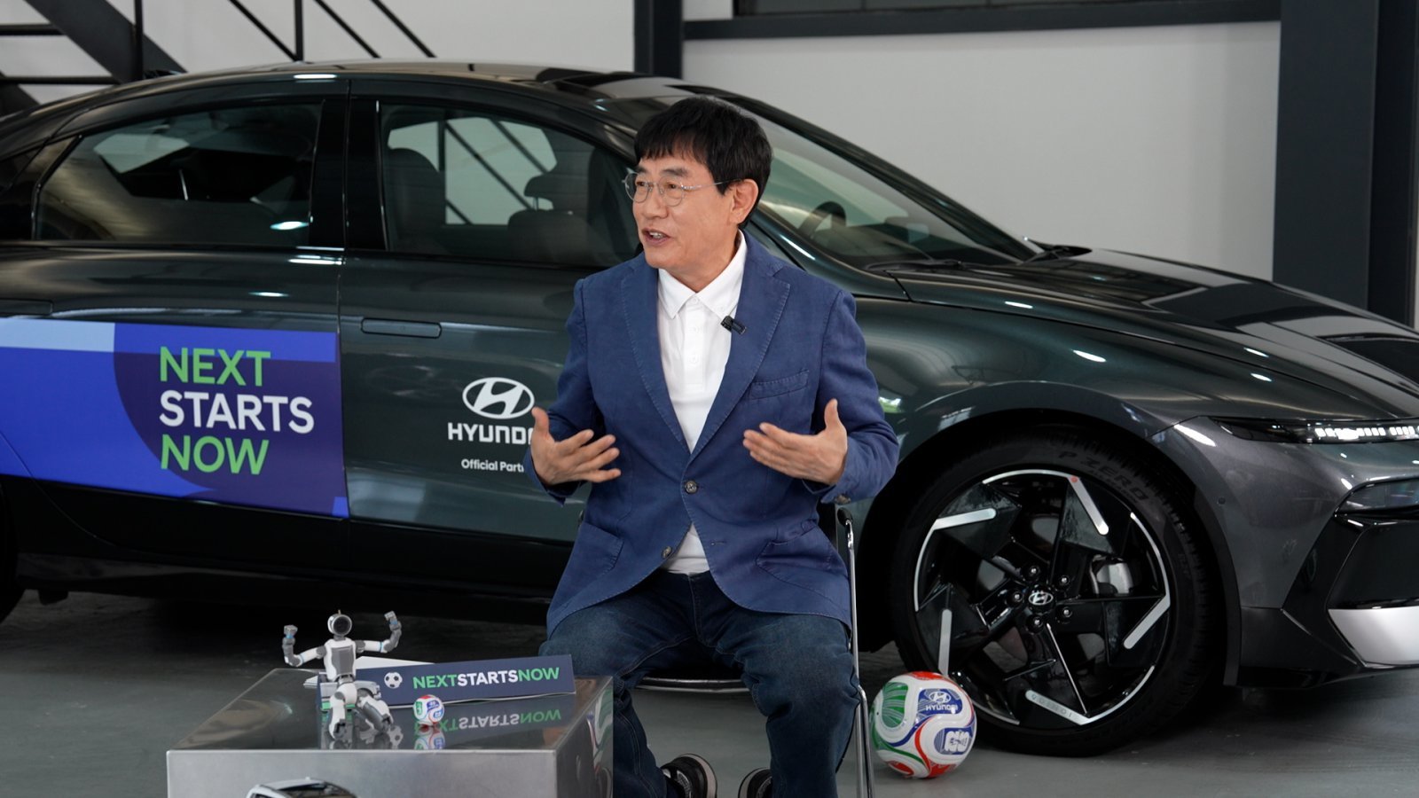 현대자동차가 ‘FIFA 월드컵 202’을 맞아 방송인 이경규와 함께하는 디지털 콘텐츠 ‘차박원정대 with 현대자동차’를 공개한다. 차박원정대의 원정대장 이경규가 아이오닉6 앞에서 대화하고 있는 모습.