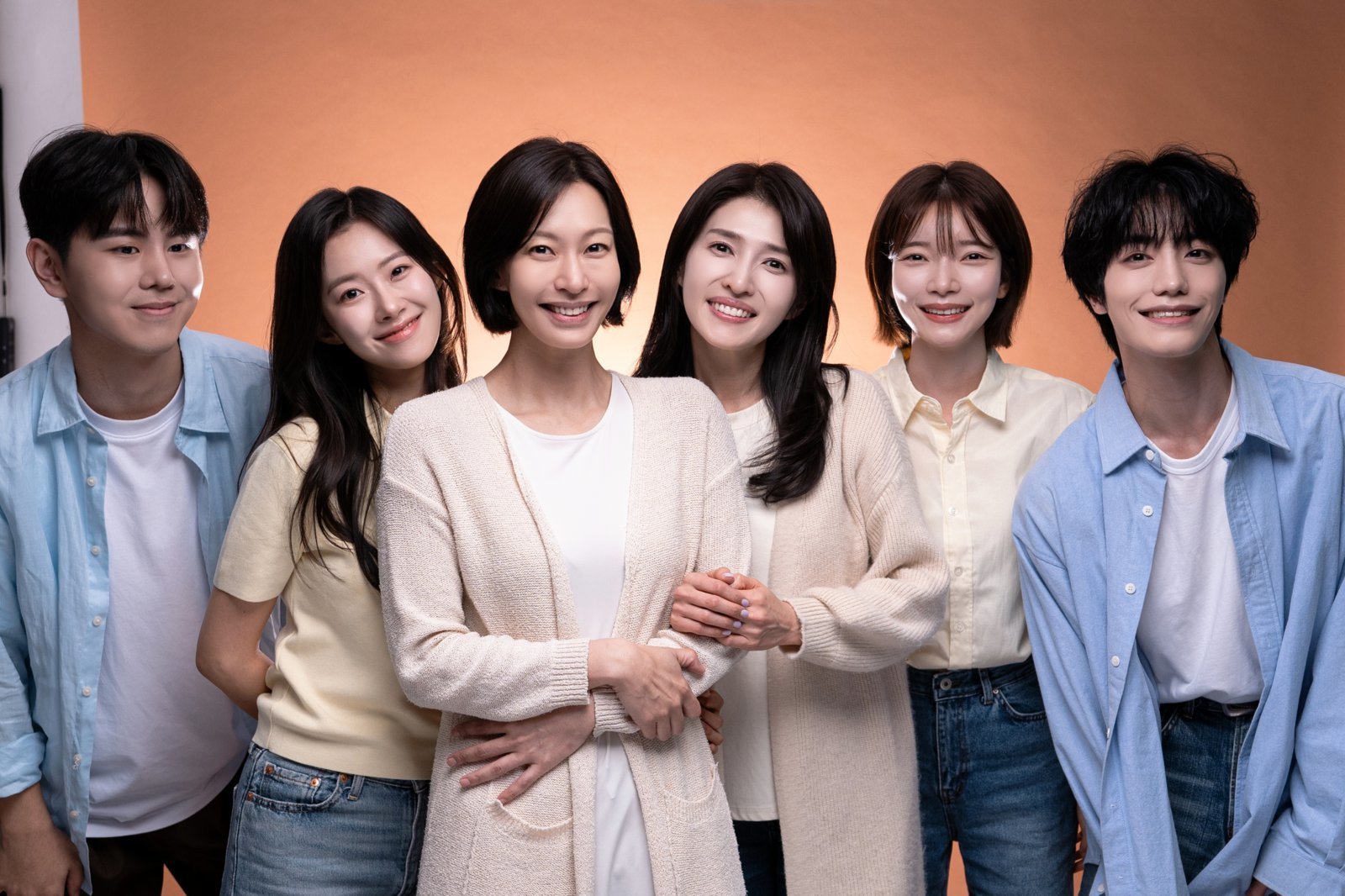 연극 ‘세상 참 예쁜 오드리’ 출연 배우들. 왼쪽부터 원성준, 김민아, 정애연, 김경란, 한지우, 도은우. 사진제공 |에이엔컴퍼니
