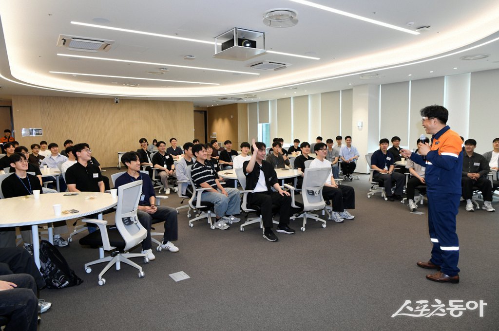 광양제철소가 지난 29일 포스코인재창조원 광양캠퍼스에서 생산기술직 신입사원 대상 교통안전 교육을 진행하고 있다. 사진제공=광양제철소