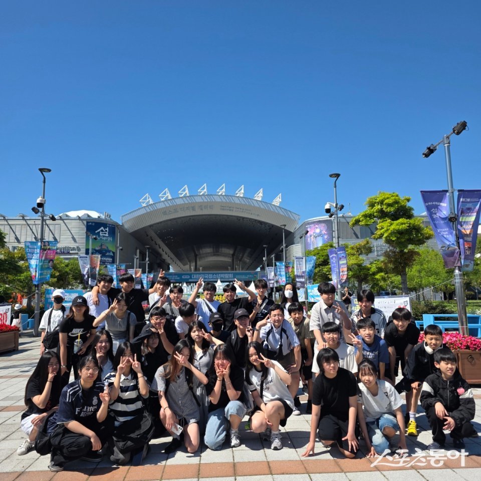 순천시청소년문화의집 방과후아카데미 청소년들이 대한민국청소년박람회에서 기념촬영을 하고 있다. 사진제공=순천시
