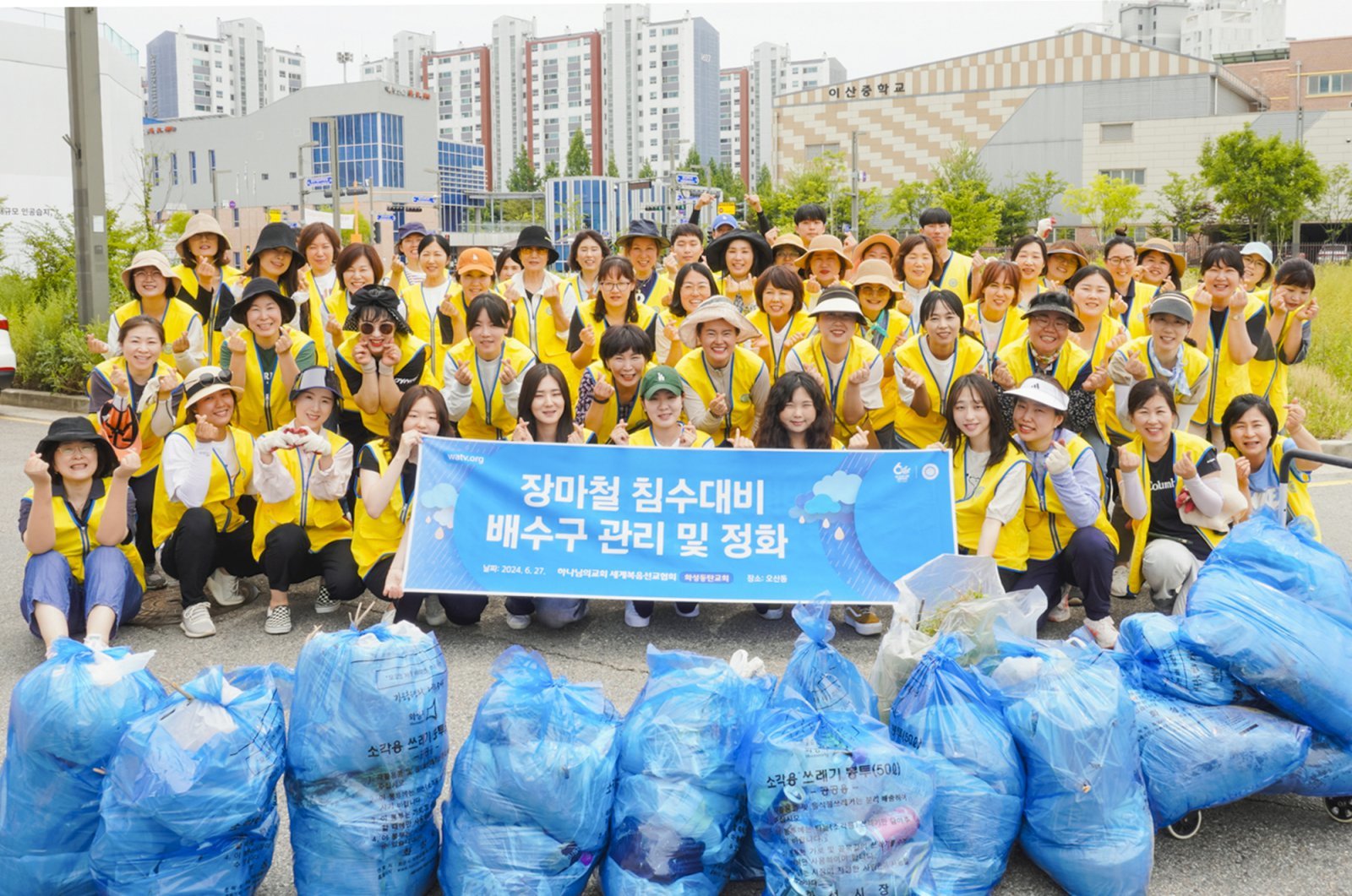 하나님의 교회 신자들이 화성 동탄구 오산동에서 장마철 침수 예방을 위한 배수구 관리 및 정화활동으로 시민 안전 확보에 힘을 보탰다.
