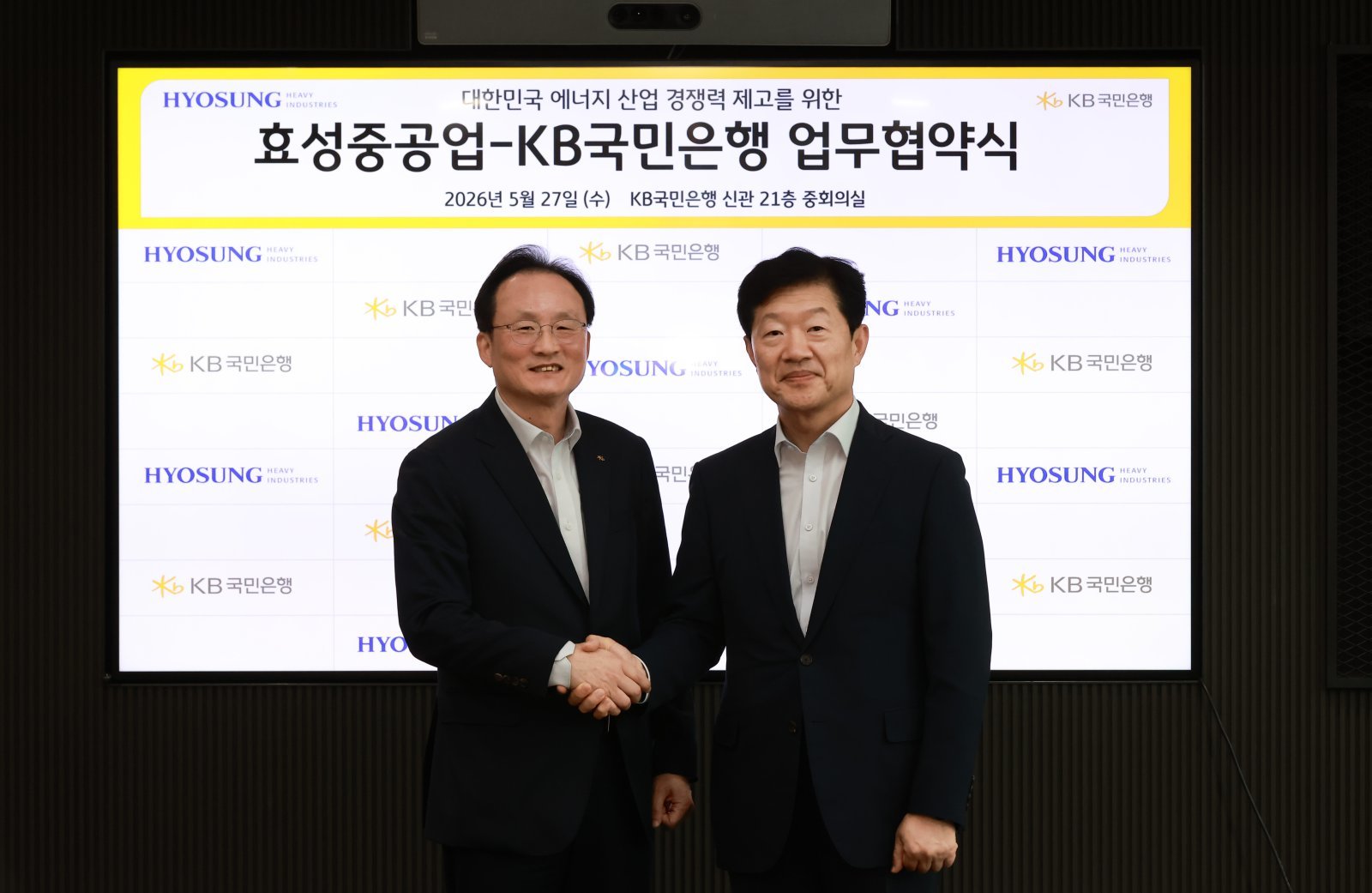 이환주 KB국민은행장(왼쪽)과 우태희 효성중공업 대표. 사진제공｜KB국민은행