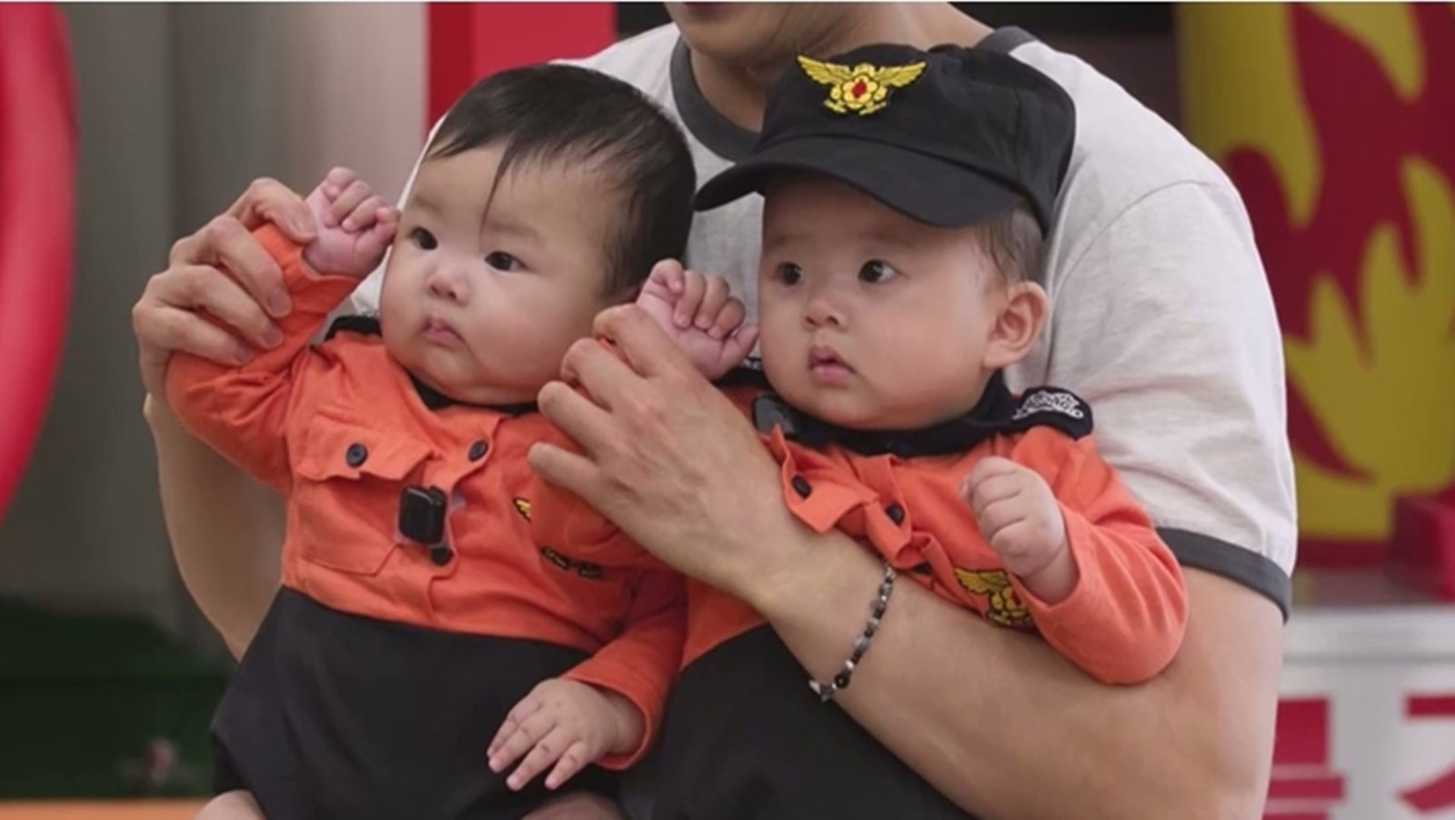 강단둥이, 母 임라라 살린 구급대원 품에 쏙…뭉클 재회 (슈돌)