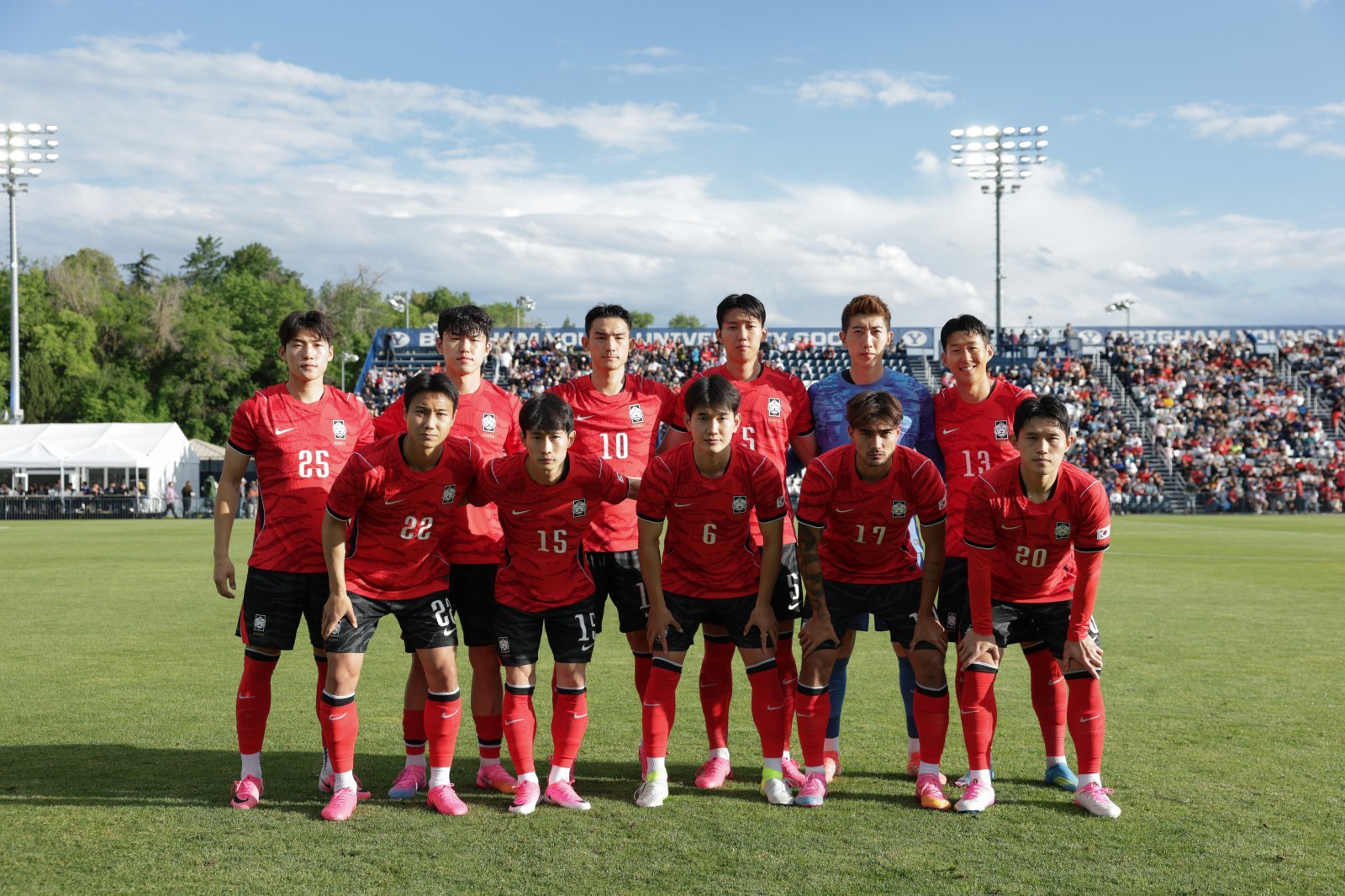축구국가대표팀 선수들이 5월 31일(한국시간) 트리니다드토바고전 직전 그라운드에 모여 어깨동무를 하고 있다. 사진제공｜대한축구협회