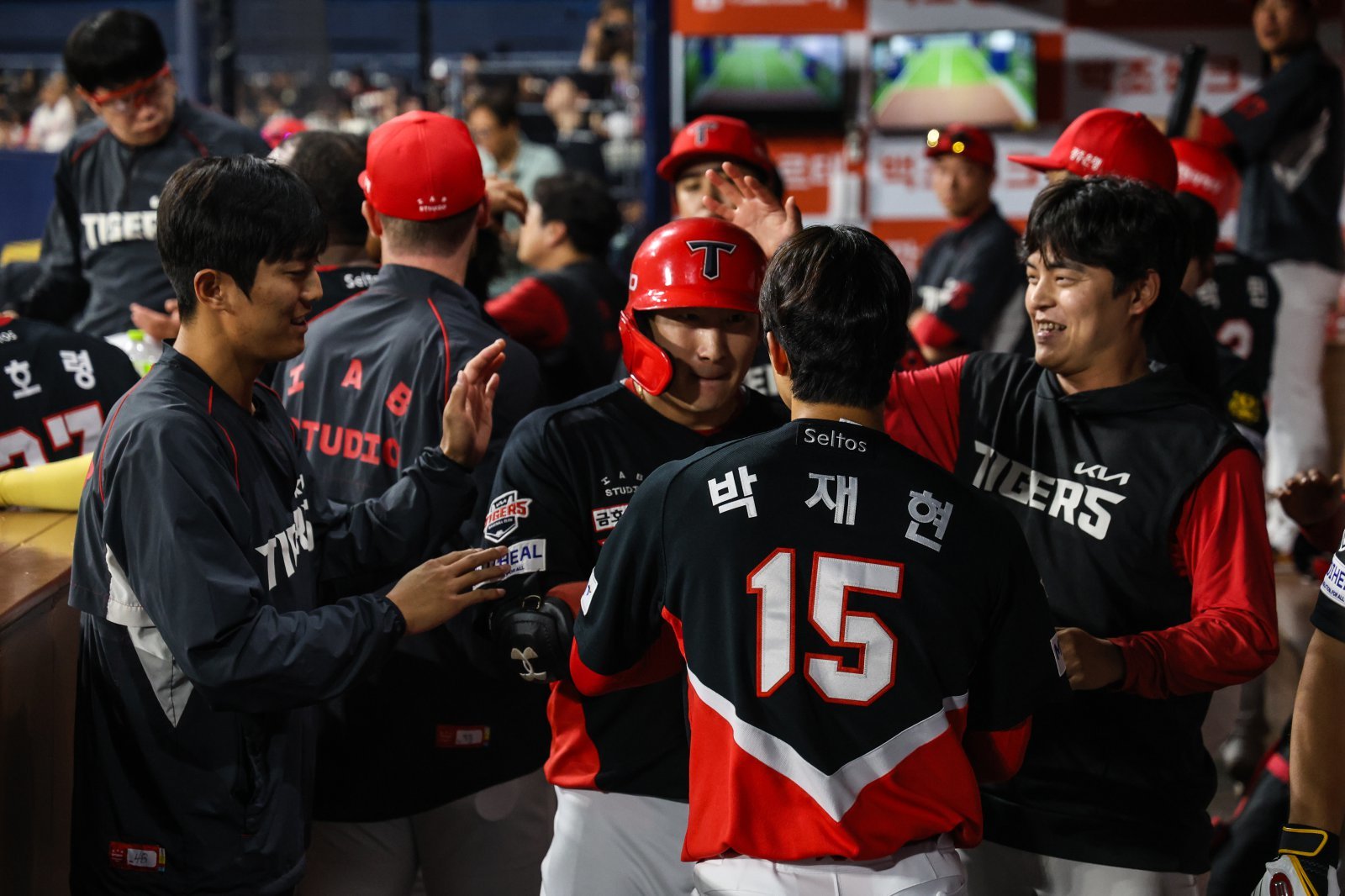 KIA 박재현(15번)은 나성범(왼쪽 두 번째)의 조언에 많은 도움을 받으며 올 시즌 눈에 띄는 발전을 이뤄냈다. 사진제공｜KIA 타이거즈