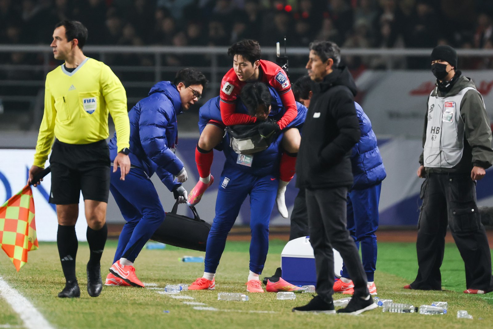 축구국가대표팀 미드필더 이강인(가운데 위)이 지난해 5월 오만전 도중 부상을 당해 의무 트레이너의 등에 업혀 경기장을 빠져나가고 있다. 사진제공｜대한축구협회