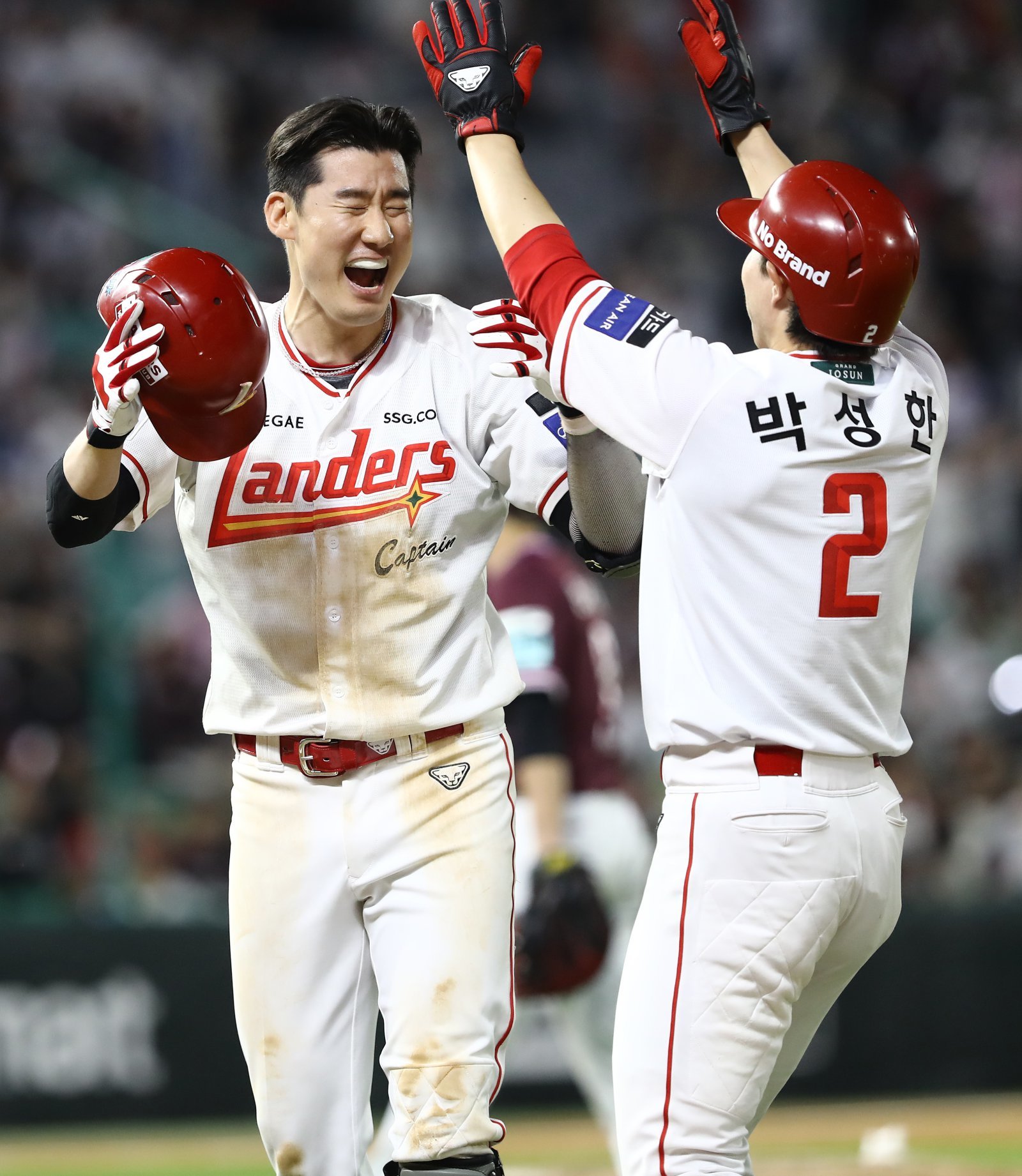 SSG 오태곤(왼쪽)이 3일 인천 키움전서 끝내기 희생플라이를 친 뒤 동료 박성한과 세리머니를 하고 있다. 사진제공｜SSG 랜더스