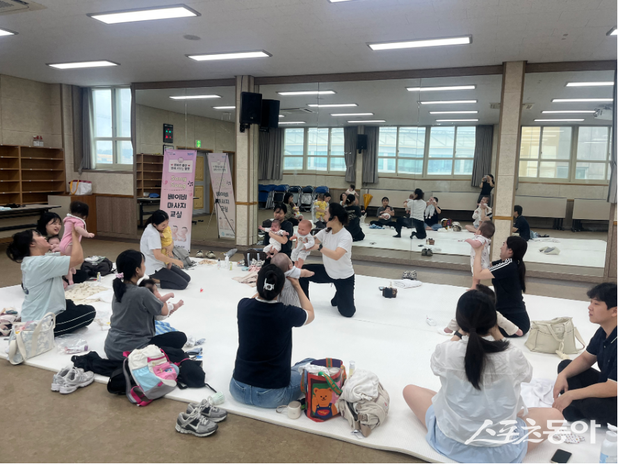 함평군은 이달 말까지 보건소에서 영유아와 보호자를 대상으로 ‘쏭쏭 베이비 마사지 교실’을 진행한다고 밝혔다. 사진제공=함평군