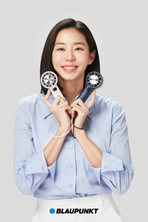 블라우풍트 전속 모델 유이가 블라우풍트 휴대용 선풍기를 소개하고 있다. 사진제공|블라우풍트
