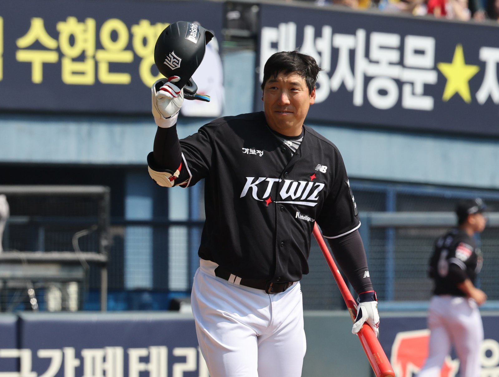 올 시즌을 앞두고 FA로 팀을 옮긴 KT 최원준, 김현수(사진), 한승택, 한화 강백호, 삼성 최형우, 두산 박찬호, KIA 김범수는 모두 계약 규모에 걸맞은 활약을 펼치고 있다. 뉴시스