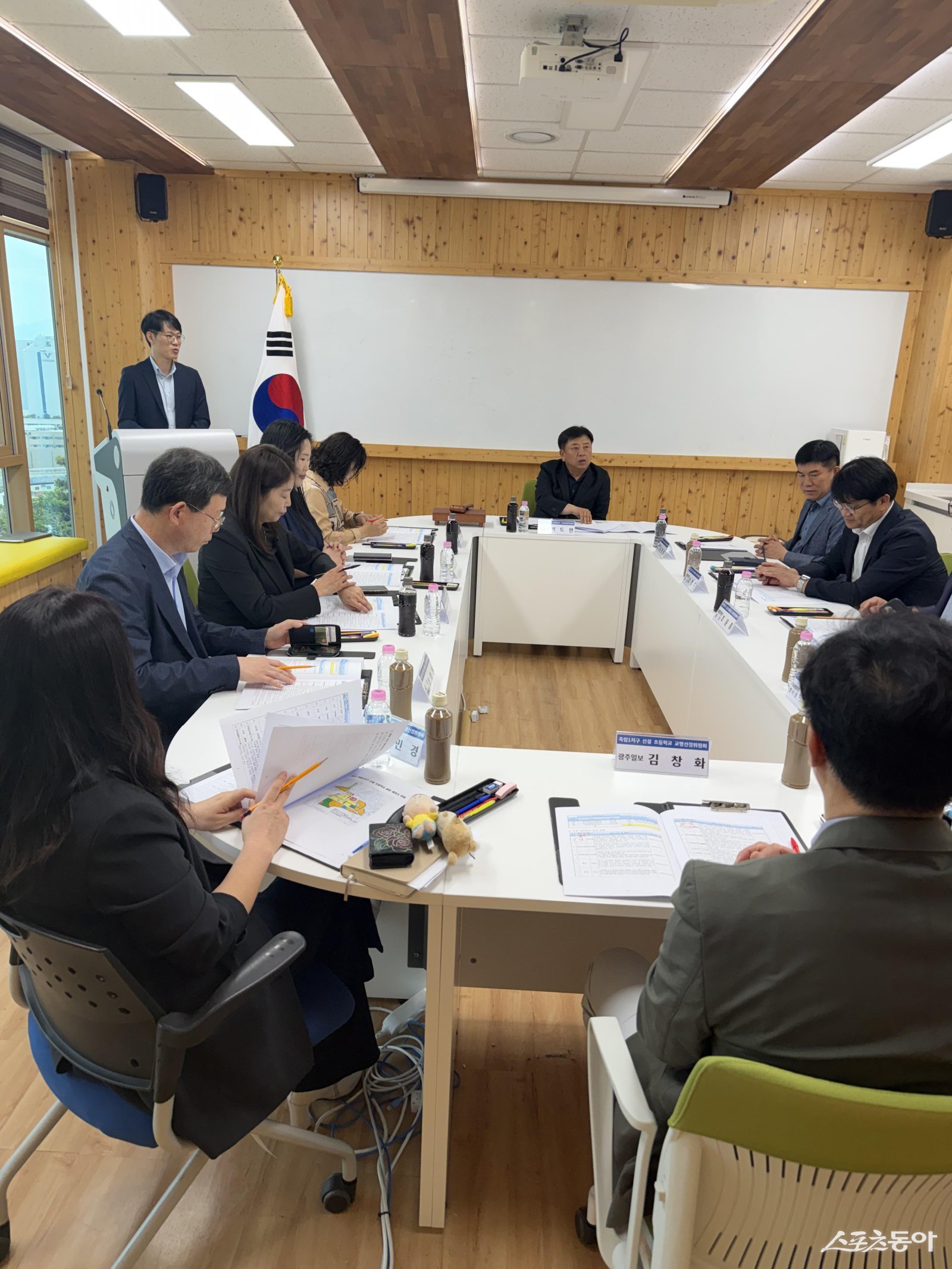 백도현 여수교육장이 지난 5월 19일 여수교육지원청 생각이음실에서 교명선정위원회를 개최하고 있다. 사진제공=여수교육지원청