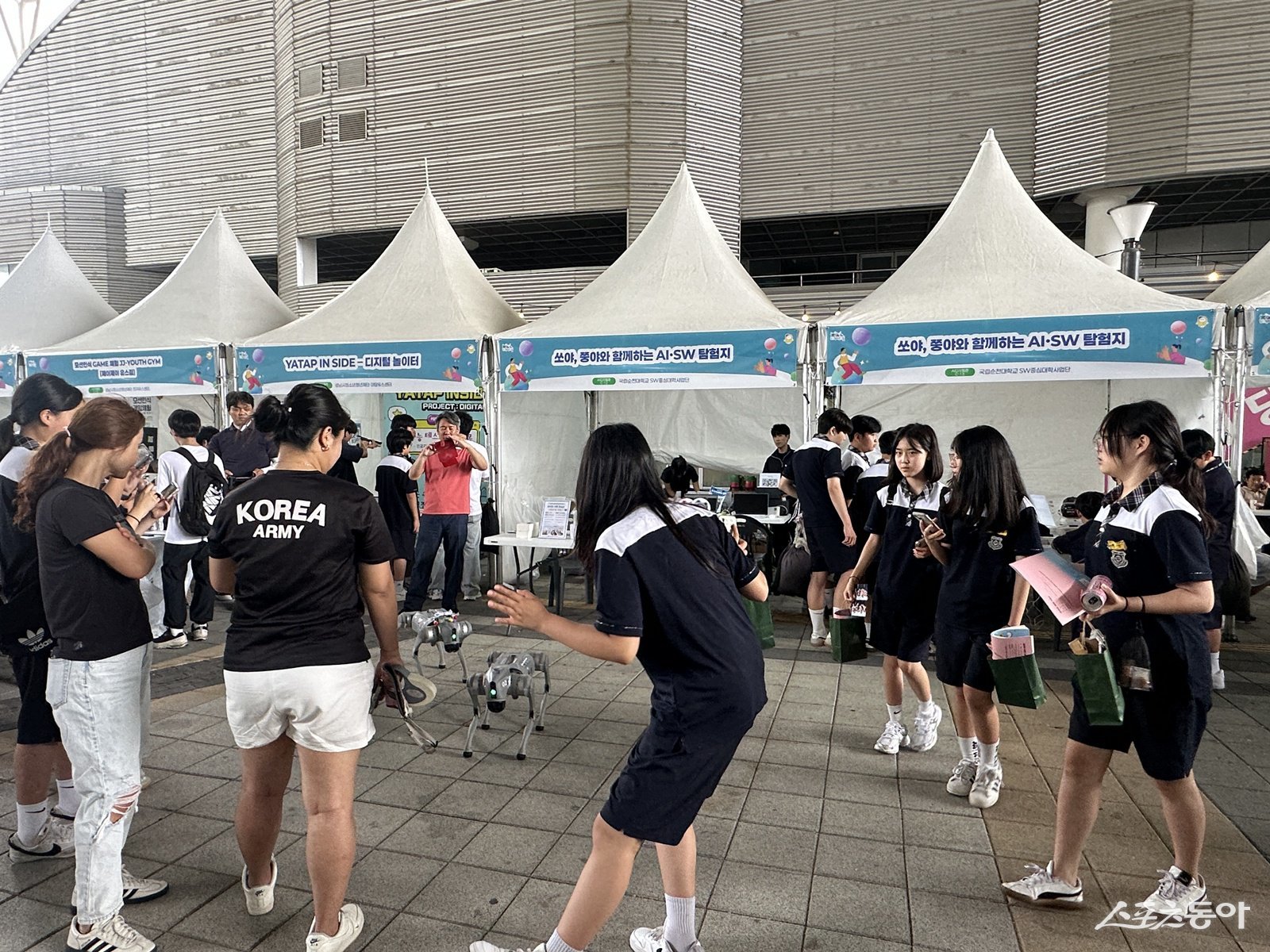 국립순천대학교 SW중심대학사업단은 제22회 대한민국 청소년 박람회에 참가해 AI·SW 체험부스 ‘쏘야, 쭝야와 함께하는 SW 탐험지’를 운영했다. 사진제공=국립순천대