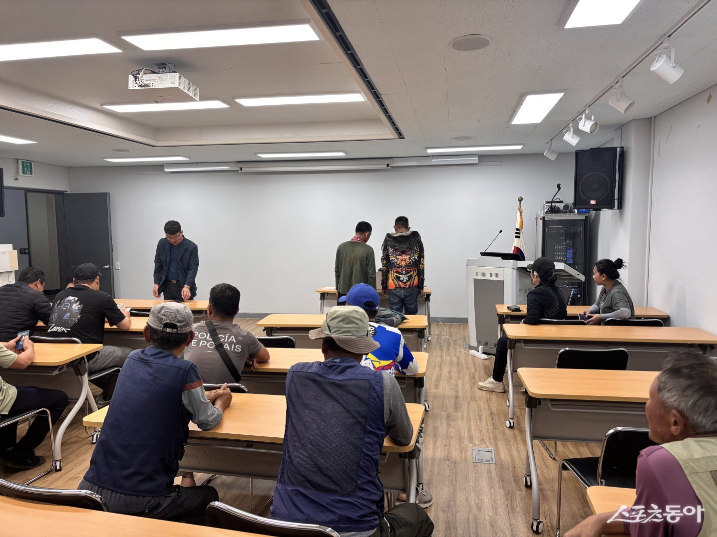 외국인 계절근로자가 지문등록 절차를 진행하고 있다. 사진제공=고흥군