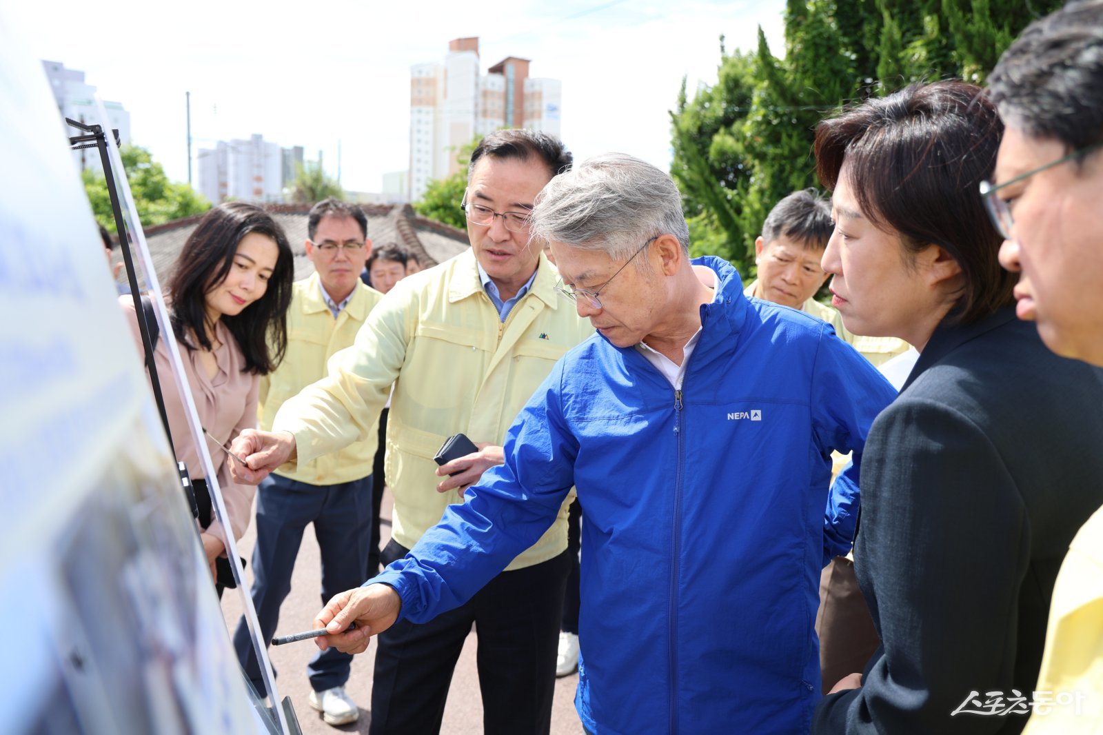 민형배 전남광주통합시장 당선인이 신안동 침수 피해 현장 점검을 하고 있다. 사진제공=민형배 캠프