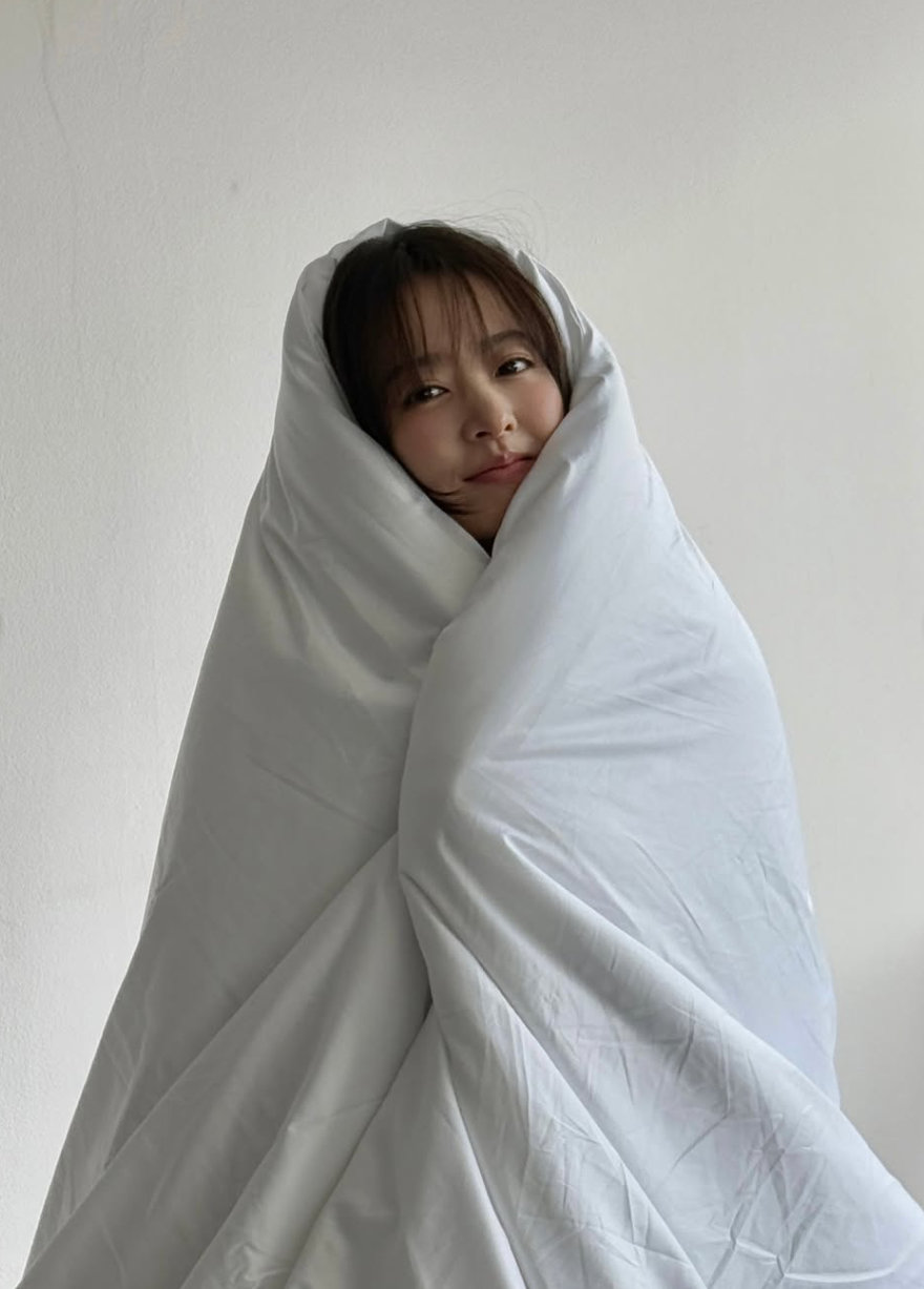 박보영, 포토카드 시급한 인형 비주얼 …러블리+시크 다 있다