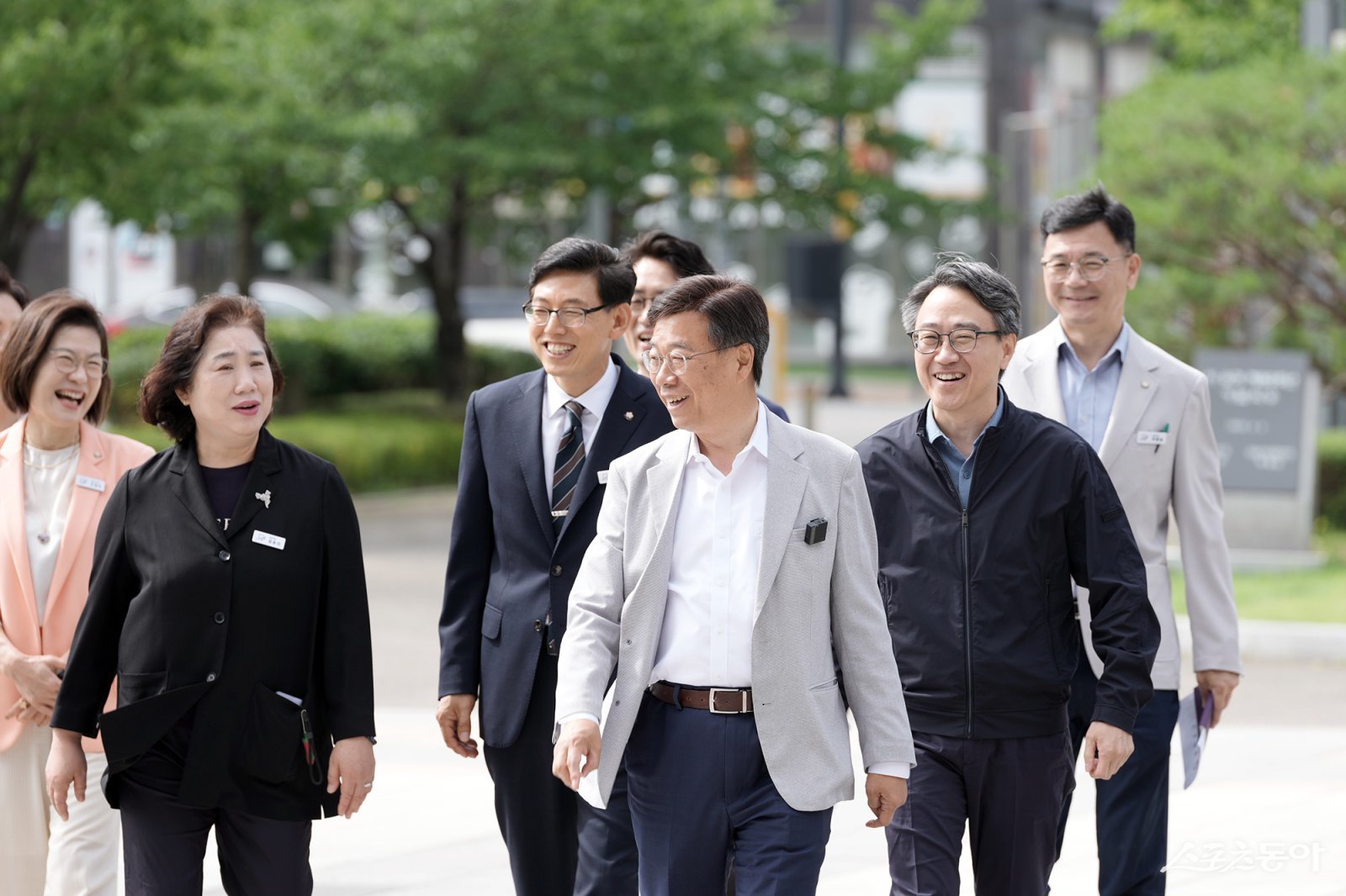 신상진 성남시장(오른쪽 세번째)이 환화게 웃으며 5일 업무 복귀를 위해 성남시청으로 걸어오고 있다
