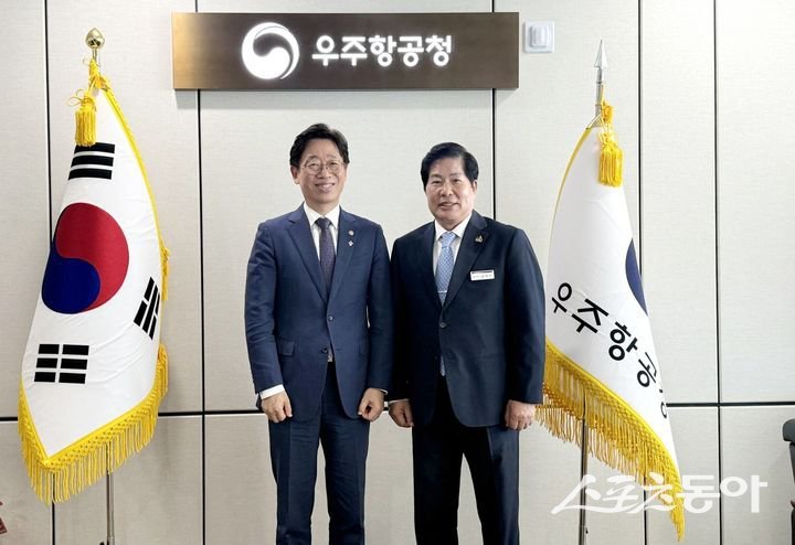 공영민 고흥군수(오른쪽)와 오태석 우주항공청장(왼쪽)이 지난 5일 우주항공 인프라 구축 방안을 논의하고 기념촬영을 하고 있다. 사진제공=고흥군