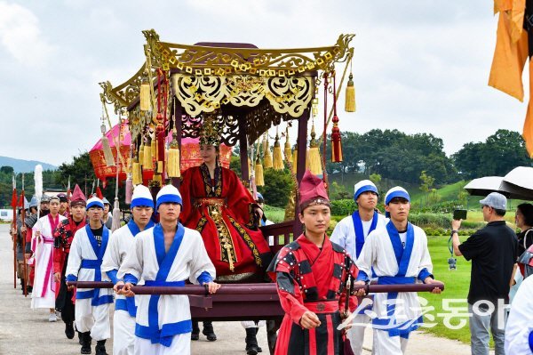 경주시가 11월까지 매주 주말 첨성대 일원에서 ‘신라 선덕여왕 행차’를 운영한다. 사진제공 ㅣ 경주시