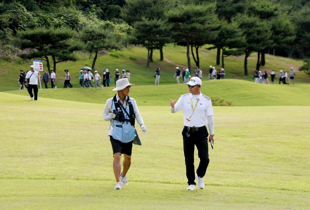 유진복 경기위원 팀장(오른쪽). 사진제공 | KPGA