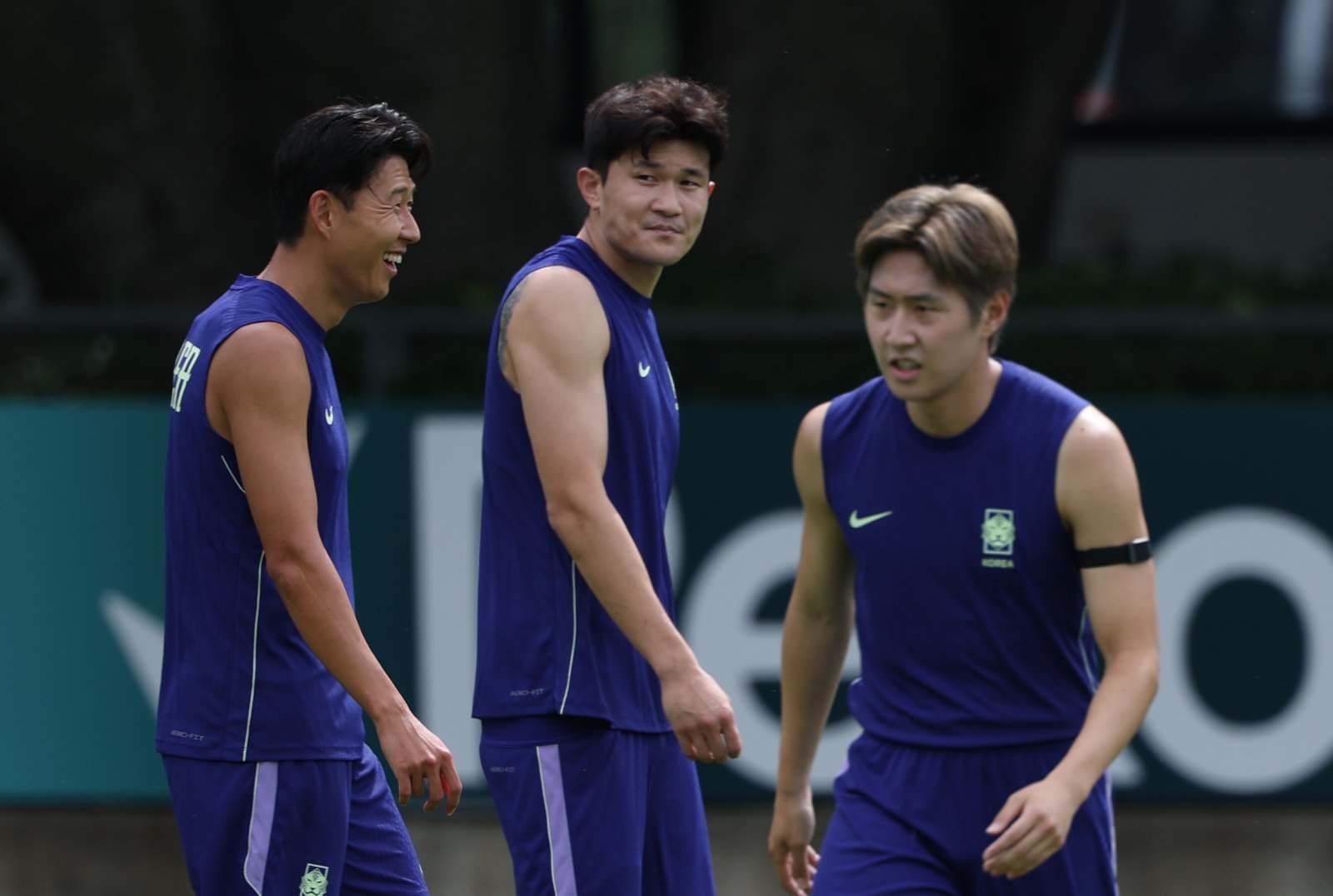 축구대표팀 주장 손흥민과 김민재, 이강인(왼쪽부터)이 7일(한국시간) 멕시코 과달라하라 인근 베이스캠프 훈련장인 사포판 치바스 바예 베르데에서 환한 표정으로 훈련하고 있다. 사포판|뉴시스