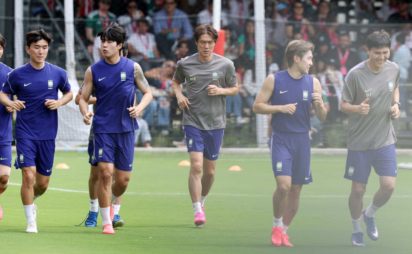 홍명보 축구대표팀 감독(가운데)이 7일(한국시간) 멕시코 할리스코주 사포판의 베이스캠프 훈련장인 치바스 바예 베르데에서 황인범, 이강인 등 선수들과 가벼운 러닝으로 몸을 풀고 있다. 사포판|뉴시스